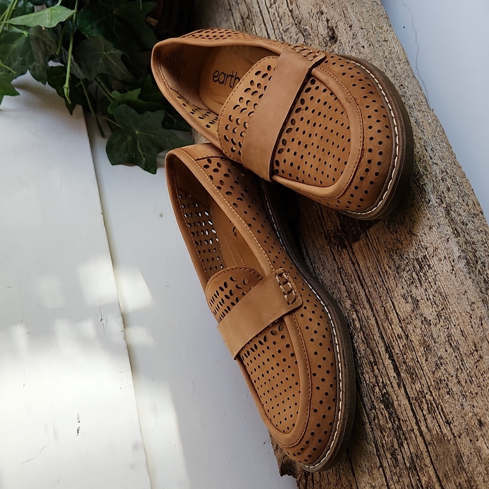 ☆NEW☆ Earth Women's Perforated Brown Loafers